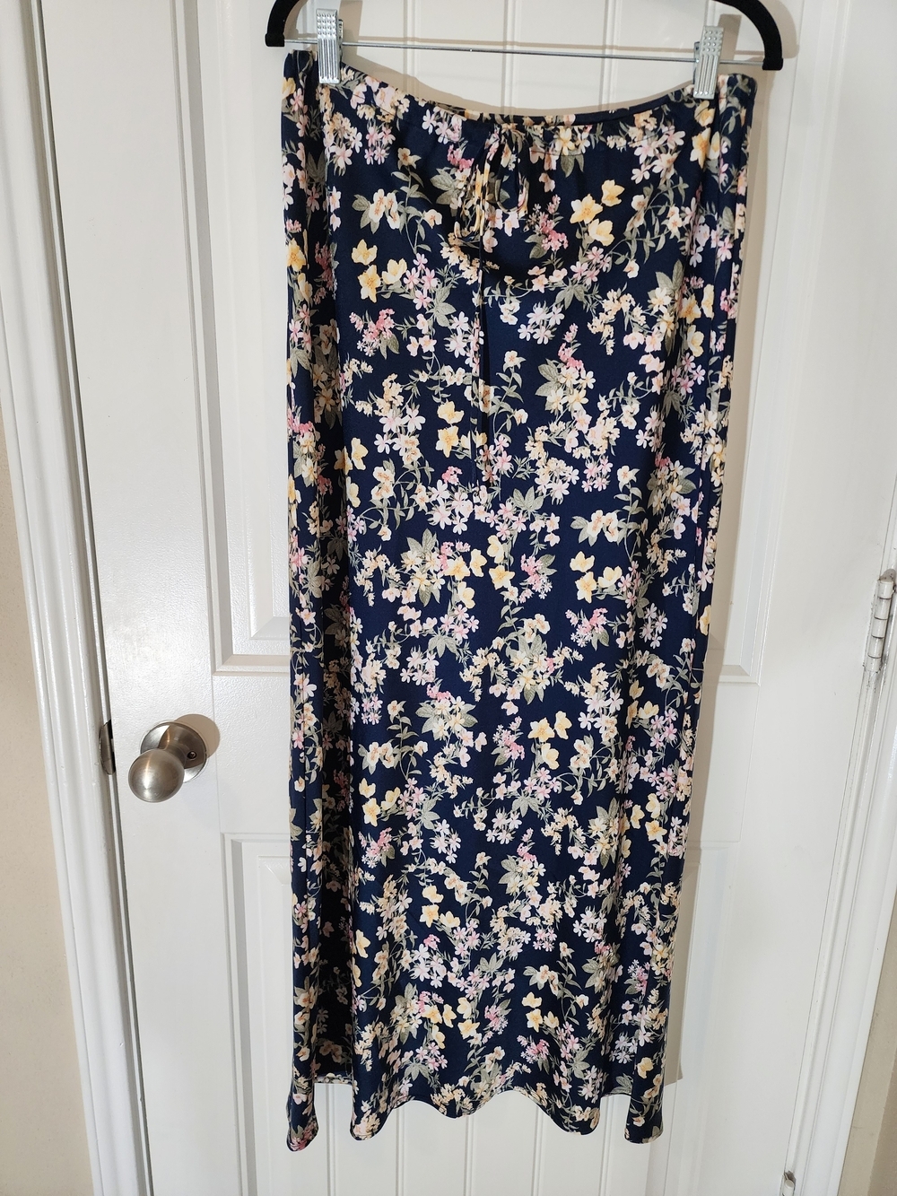 NWT WAYF Floral Print Maxi Skirt Navy Allover Tie Waist Flowy Size M - Picture 2 of 7